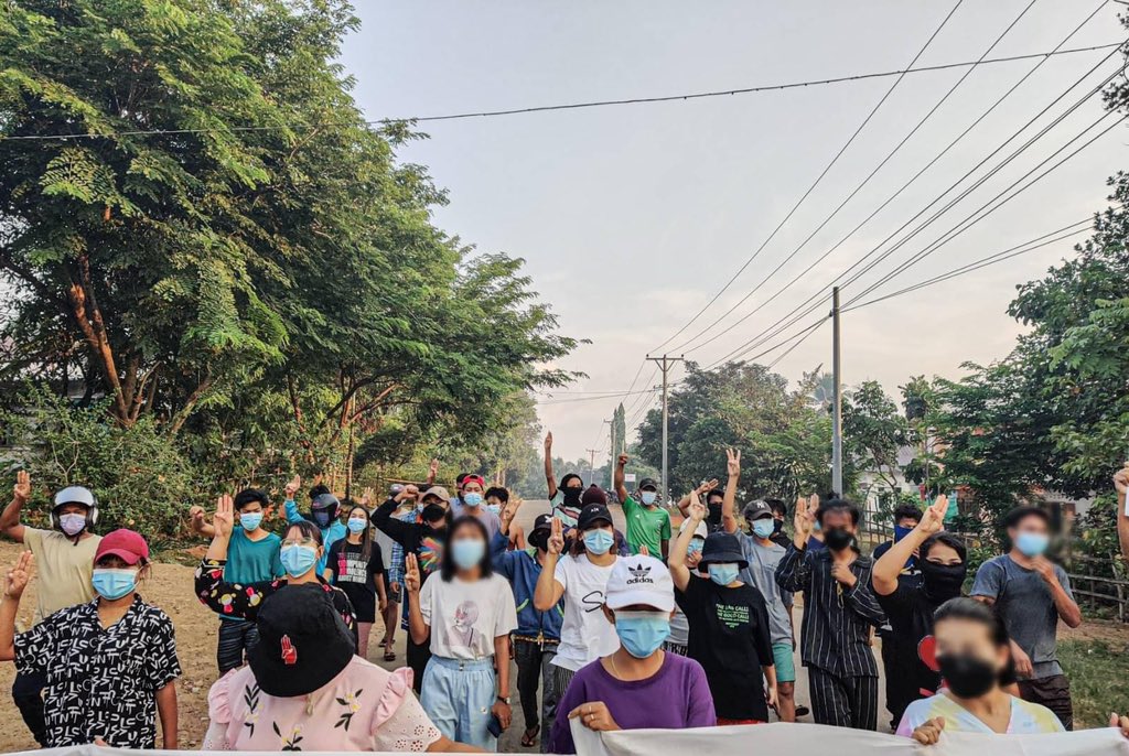 swamyehtet4's tweet photo. Powerful anti-dictatorship movement led by residents from #LongLon tsp was held to protest against military dictatorship and urge to boycott the Thingyan festival under dictatorship today.
#VillagesBurntDownByJunta
#2022Apr12Coup
#WhatsHappeningInMyanmar https://t.co/MVu0ujBpW7