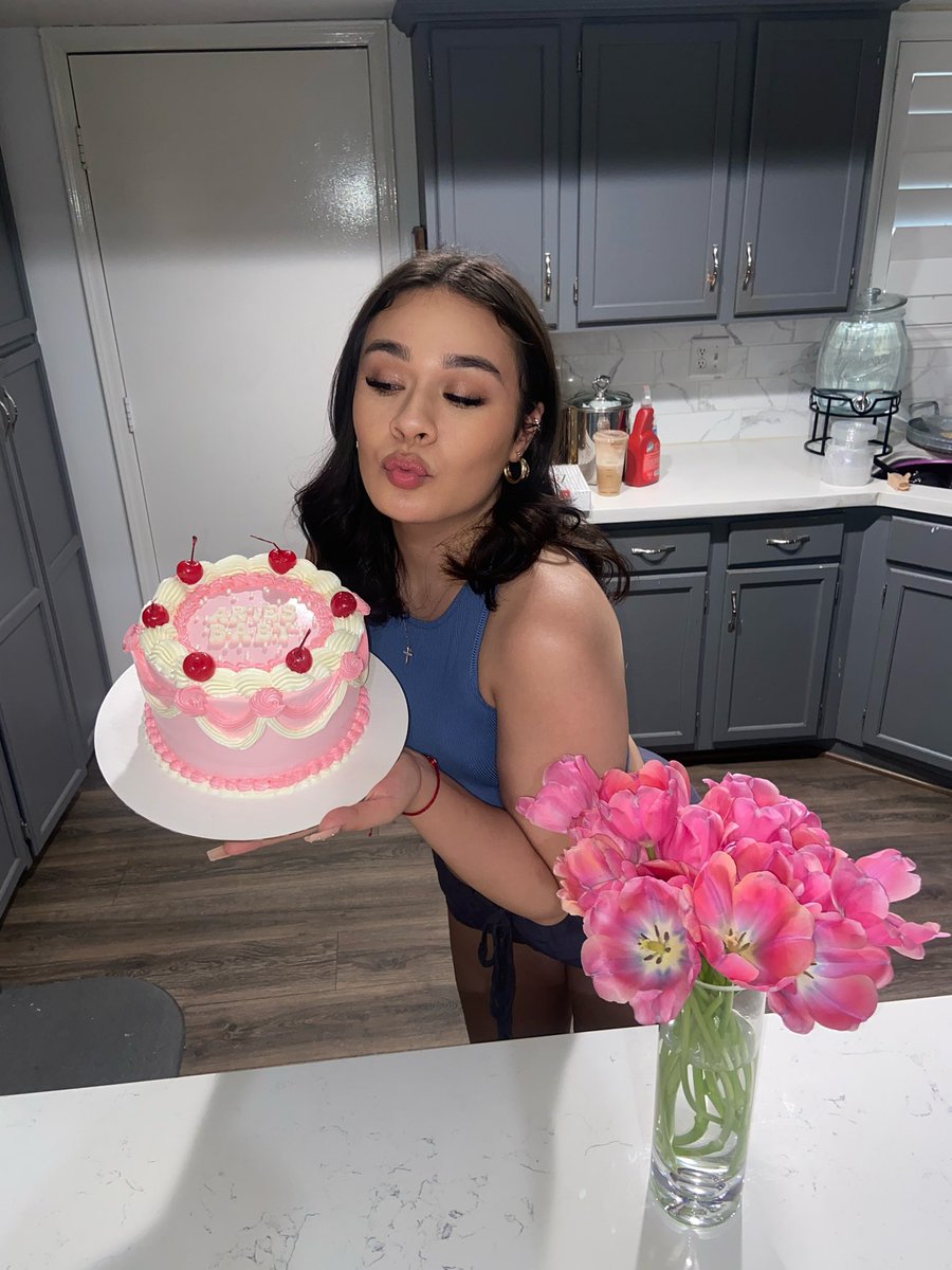 jesssyv's tweet image. miss 20 something