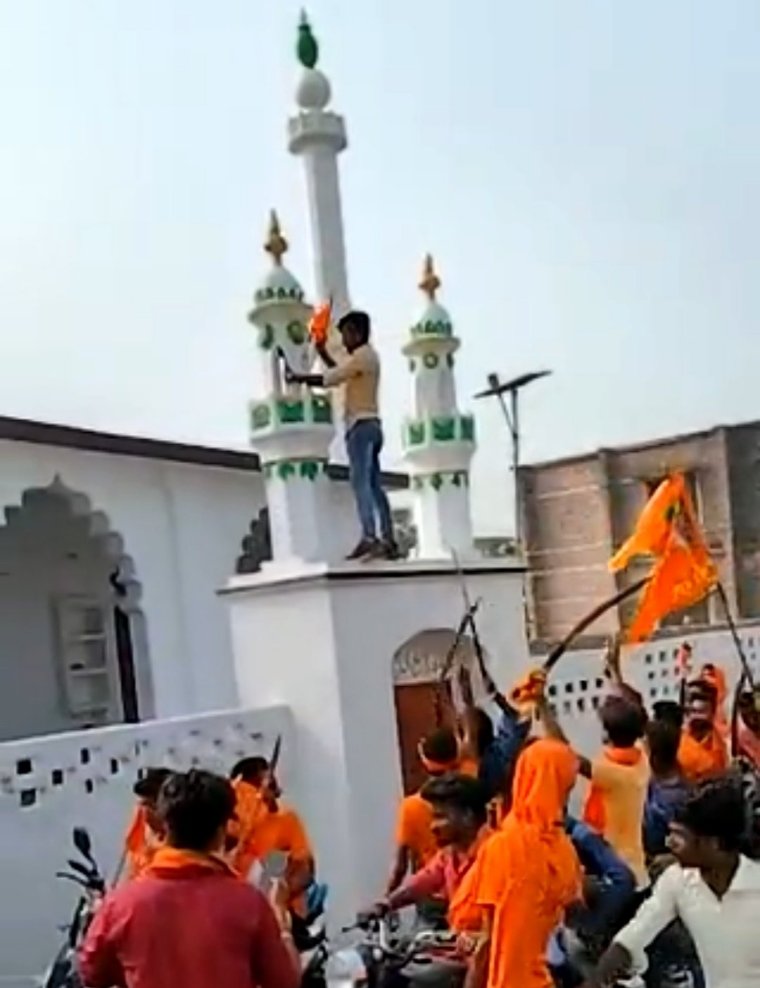 MisguidedYouth6's tweet photo. Ek dum sahi baat hai ab ham hindu shanti puran yatra b nahi nikal skte kya? @AmanChopra_ https://t.co/1dH6vTNLTu