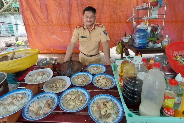 VietnamNewsVNS's tweet photo. The police lieutenant who has saved 60 dogs from the streets

https://t.co/FPsouhKRyl https://t.co/piat2kk3U2