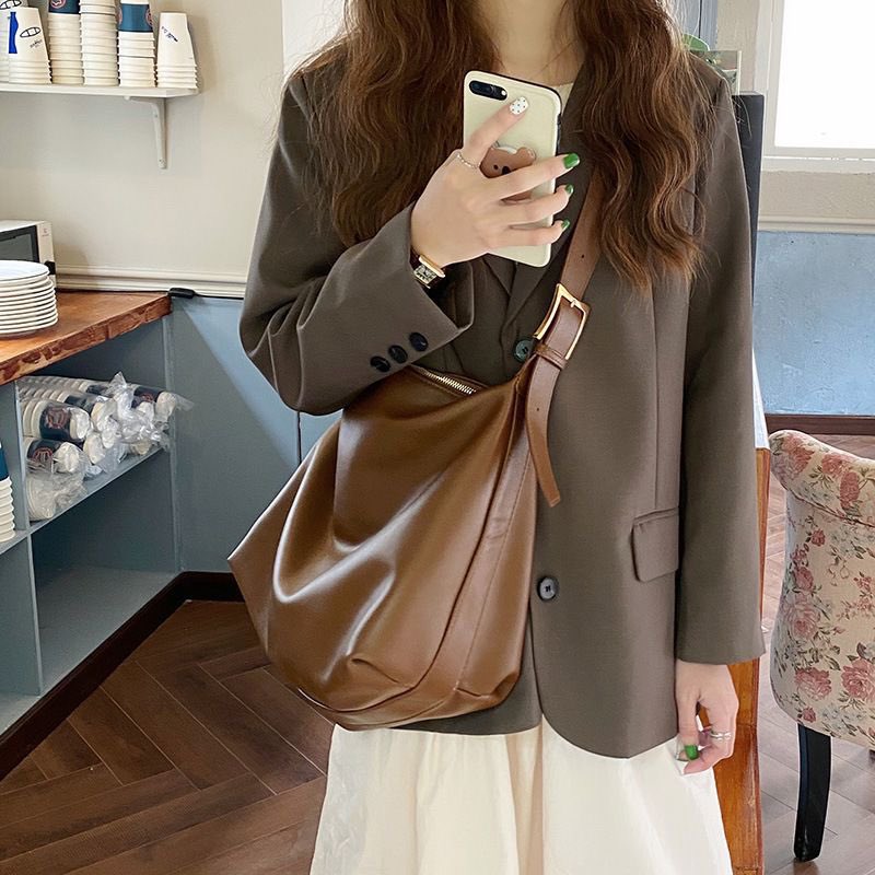 Milo bag 390฿ พร้อมส่ง ส่งฟรี 

ความยาวสาย42cm สายเลื่อนปรับความยาวได้ ความยาวสาย56-95cm มี3สี น้ำตาล เทา ดำ size : 38x28x18cm วัสดุทำจากหนังPU คุณภาพดี ซับในด้วย cotton 

#รับคนละครึ่ง #กระเป๋าพร้อมส่ง