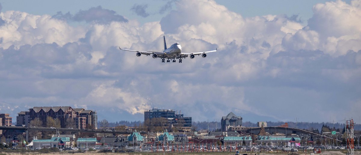 Kent_YVR's tweet photo. The aviation icon - @BoeingAirplanes #747 @lufthansa arriving @yvrairport. #yvrspotters #avgeek #Vancouver #DABVW https://t.co/YSCuF4jrDY