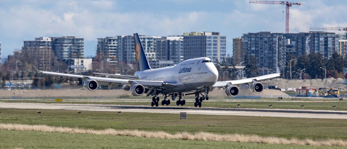 Kent_YVR's tweet photo. The aviation icon - @BoeingAirplanes #747 @lufthansa arriving @yvrairport. #yvrspotters #avgeek #Vancouver #DABVW https://t.co/YSCuF4jrDY