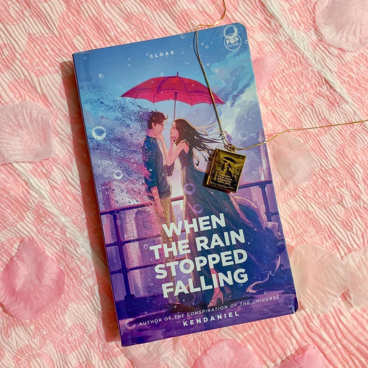 anjelaizaawp's tweet photo. I can finally wear my favorite book on my neck!! 😆😅

@KDOlanday's When the Rain Stopped Falling is very dear to me... I just can't with the story, hahahahaha 🥺✨

Thanks to @QuiellePH for making this book locket 😍

#popfiction #popficbooks #popfictionbooksnap @popfictionbooks https://t.co/JuEX3qpytu