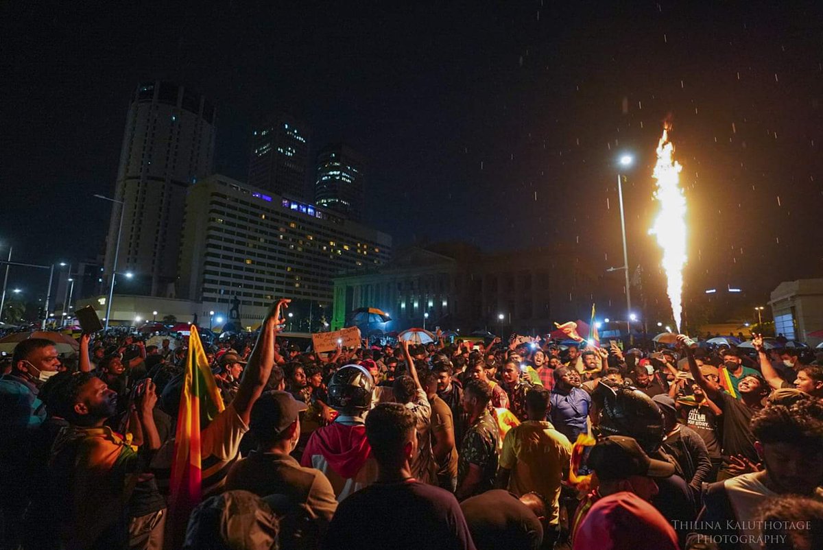 nperera__'s tweet photo. Protest continues for the 4th day demanding Sri Lanka President Gotabaya Rajapaksa's resignation .
#GoHomeGota2022 #GoHomeRajapakshas #AnonymousSaveSriLanka #EconomicCrisisLK https://t.co/vPDEhJAGXs
