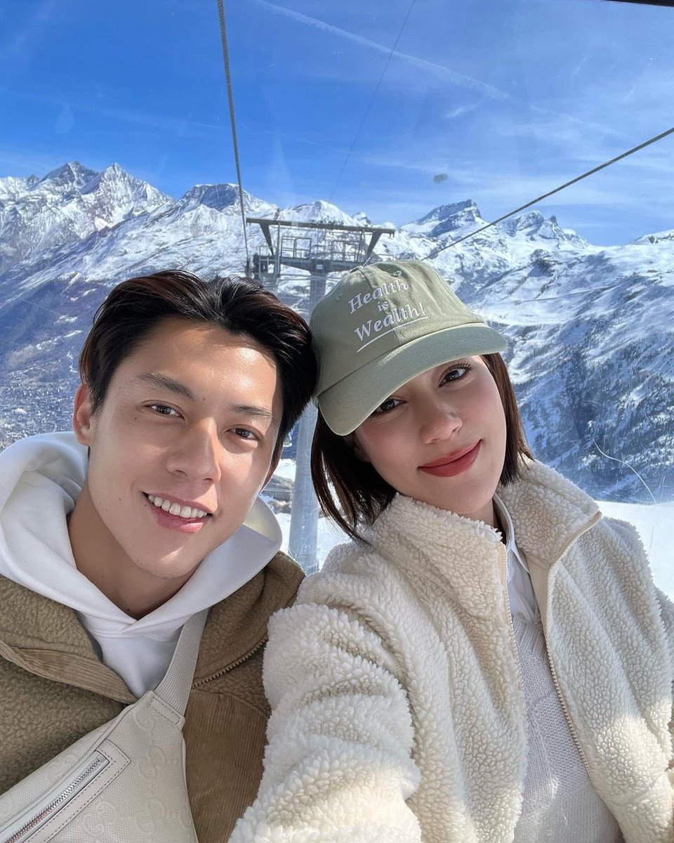 Cayla_Iris's tweet photo. น่ารักจังเลย 🥰😘  รูปคู่ก็จะเซลฟี่เป็นส่วนใหญ่เบ้าหน้าดีมาก ยังไงก็รอด 😍 ไปไหนต่อวัยรุ่น 😗

#หมากคิม #หมากปริญ #คิมเบอร์ลี่ https://t.co/oBEWMzdfUN