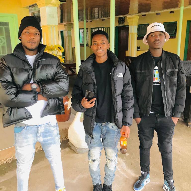 SichulaJr's tweet image. It's high time to find friends who can really help you in this life🌚