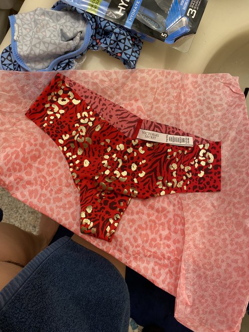 My mistress took me to the mall ☺️💜 Sometime not only dom and sub. We were going to day time date like