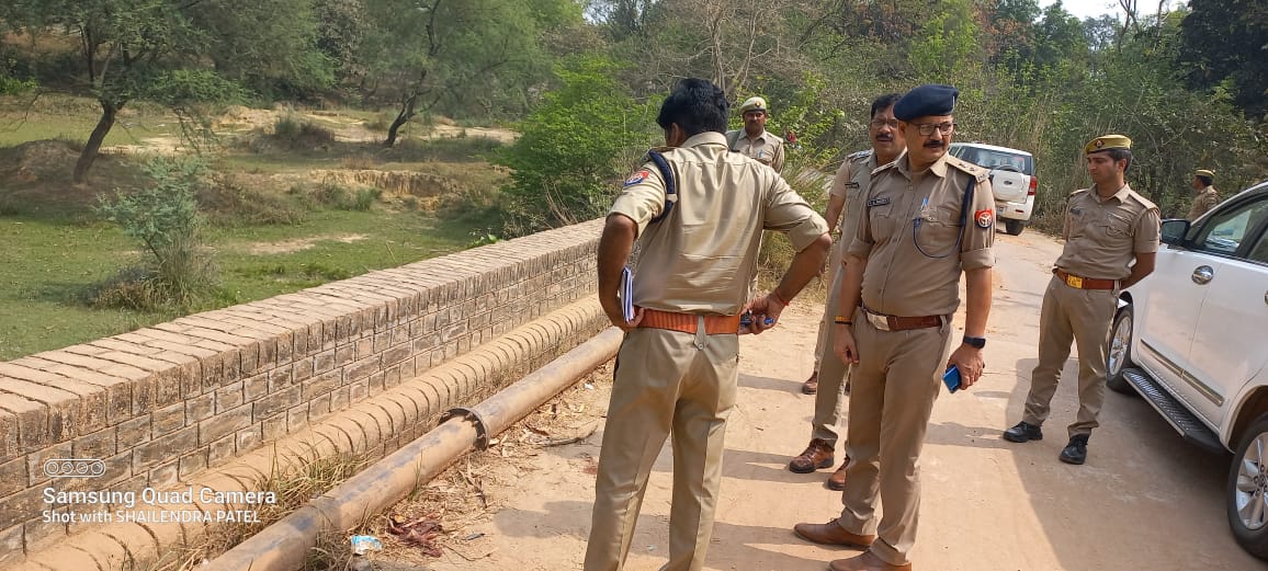 amethipolice's tweet photo. #amethipolice थानाक्षेत्र मुसाफिरखाना के ग्राम रसूलाबाद में सौरभ सिंह की गोली मारकर हुई हत्या की घटना से संबन्धित घटना स्थल का #SP_अमेठी श्री दिनेश सिंह द्वारा निरीक्षण किया गया तथा प्रभारी निरीक्षक मुसाफिरखाना को आवश्यक विधिक कार्यवाही हेतु को आदेश निर्देश दिए गये । https://t.co/NKS3O3XSiB