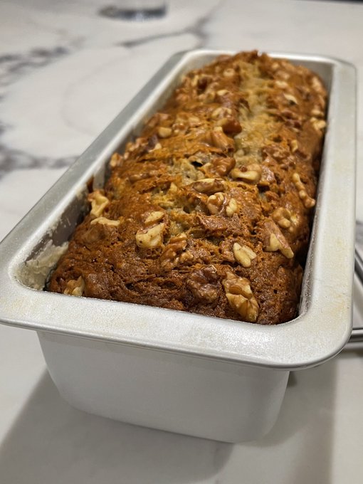 2 pic. i makey da banana bwead uwu ?? who wants some?

it’s been awhile since i’ve baked something, so