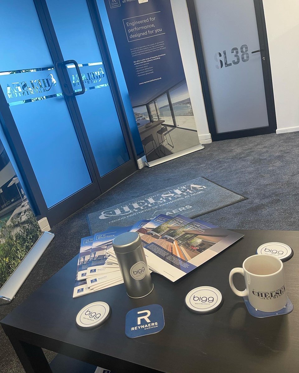 BlindsInGlass's tweet photo. Todays #biggstuff is going to site are these 2 6mmX27X6mm tough SKN 176 W Smart #uniblindsinglass 

Biggest W Smart ever made 

These are more heading to @Chelsea_Alu in Warrington 

For more info on how we can help with supply chain excellence drop us a DM #gobigg https://t.co/NwNN65SUQY