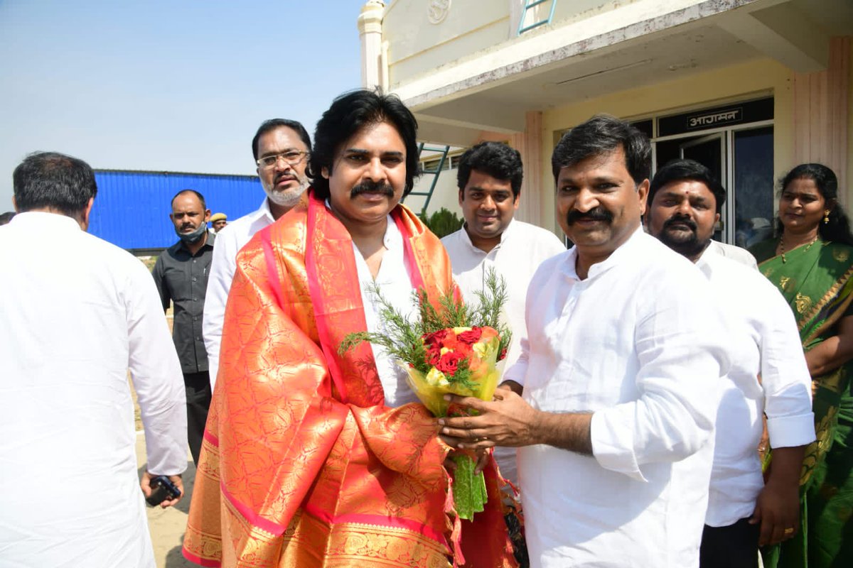 JanaSenaParty's tweet photo. కౌలు రైతు భరోసా యాత్ర కోసం పార్టీ అధ్యక్షులు శ్రీ పవన్ కళ్యాణ్ గారు పుట్టపర్తి విమానాశ్రయం చేరుకున్నారు. విమానాశ్రయం లో ఆయనకు పార్టీ శ్రేణులు ఘన స్వాగతం పలికారు. పార్టీ ప్రధాన కార్యదర్శి శ్రీ చిలకం మధుసూదన్ రెడ్డి,జిల్లా అధ్యక్షులు శ్రీ టి.సి.వరుణ్, 

#JanaSenaRythuBharosaYatra https://t.co/GXrBLxrDeg