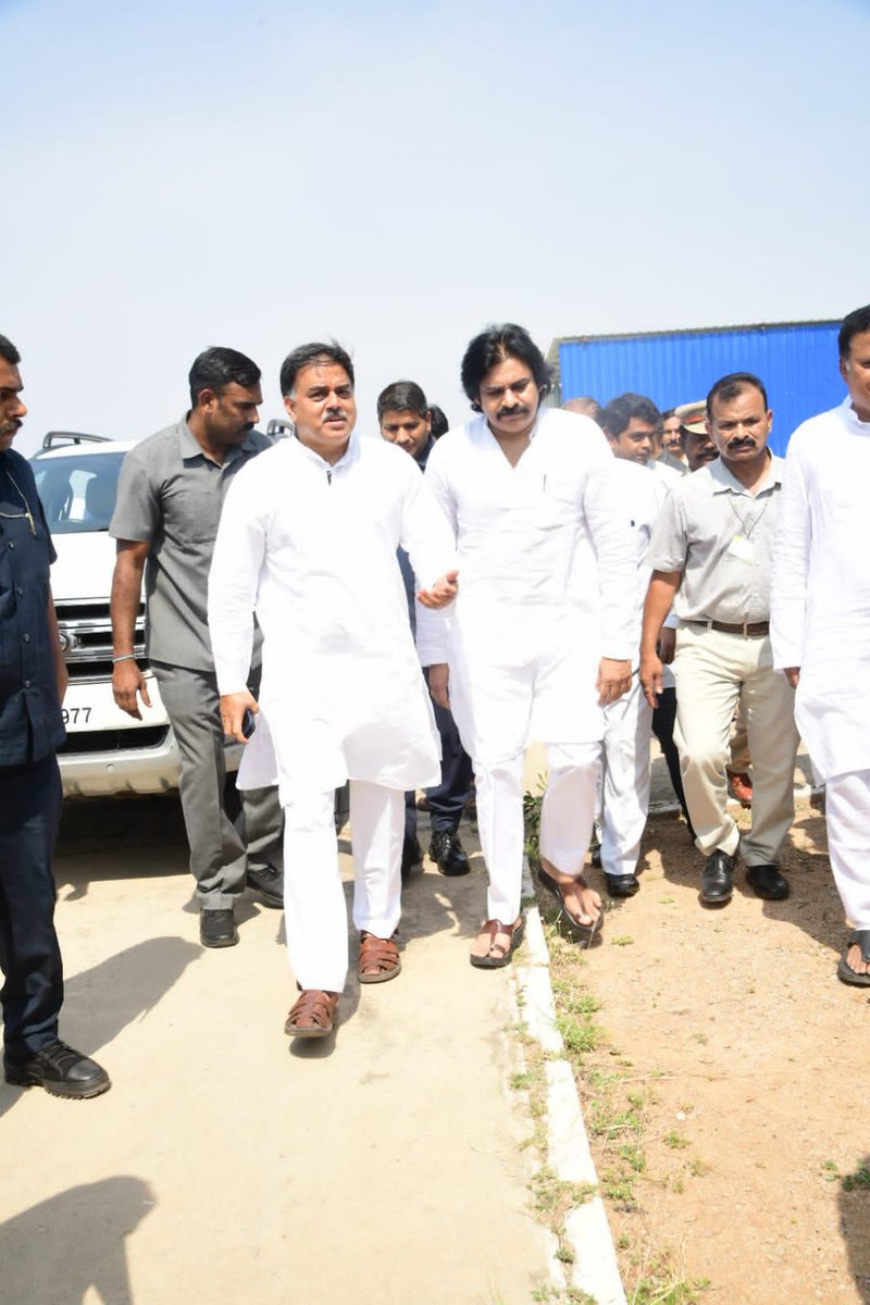 JanaSenaParty's tweet photo. కౌలు రైతు భరోసా యాత్ర కోసం పార్టీ అధ్యక్షులు శ్రీ పవన్ కళ్యాణ్ గారు పుట్టపర్తి విమానాశ్రయం చేరుకున్నారు. విమానాశ్రయం లో ఆయనకు పార్టీ శ్రేణులు ఘన స్వాగతం పలికారు. పార్టీ ప్రధాన కార్యదర్శి శ్రీ చిలకం మధుసూదన్ రెడ్డి,జిల్లా అధ్యక్షులు శ్రీ టి.సి.వరుణ్, 

#JanaSenaRythuBharosaYatra https://t.co/GXrBLxrDeg