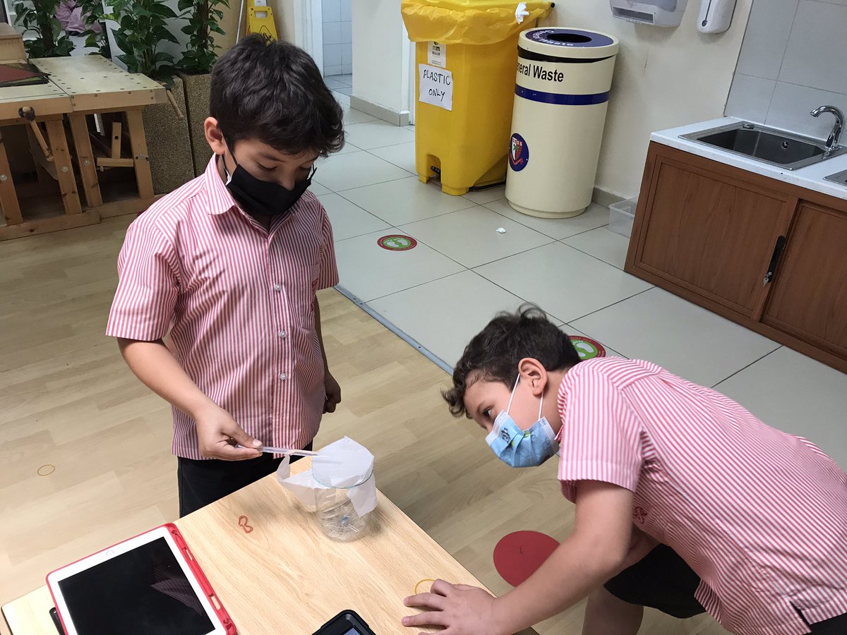 DESSyear2's tweet photo. We learnt that waterproof and absorbency are essentially opposites and both have important jobs to do. #DESSYear2Yellow #STEM #Science https://t.co/rhalpzBHSn