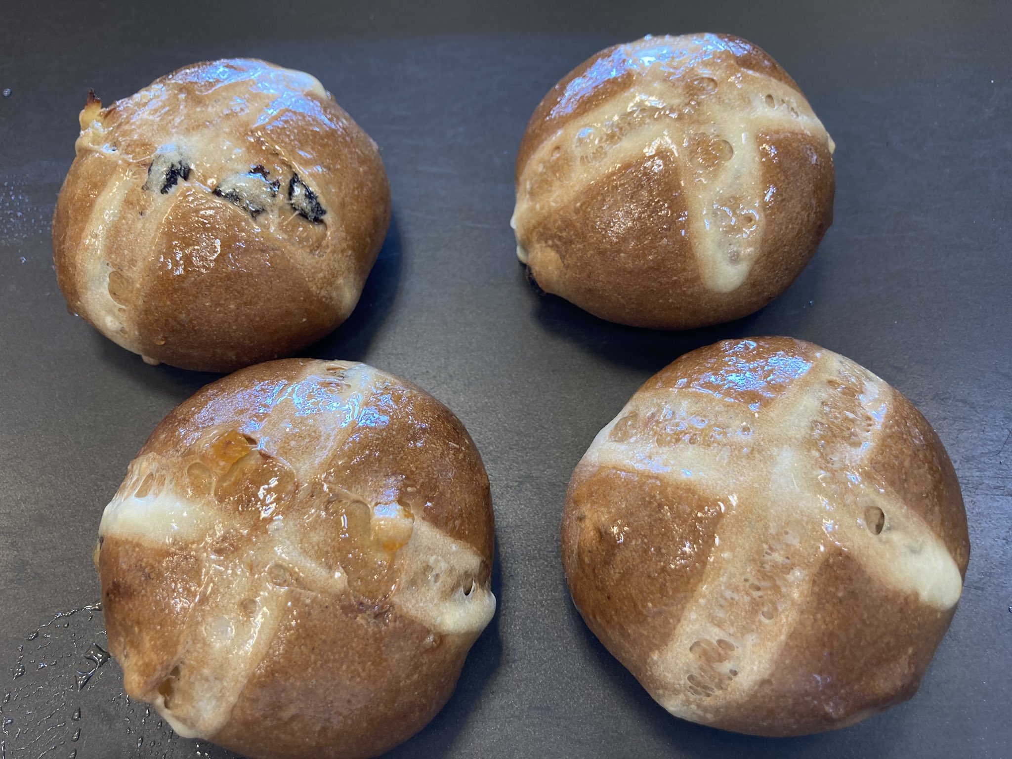 Threebread ホットクロスバンズ最後の試作 クロス失敗 この白いクロス部分がめちゃくちゃ難しくて 飾った生地の固さがかなりシビアです 少し緩いと写真のように色がなくなってしまいます 溶く水の分量が決まっていないのも痛手になっています 本番は