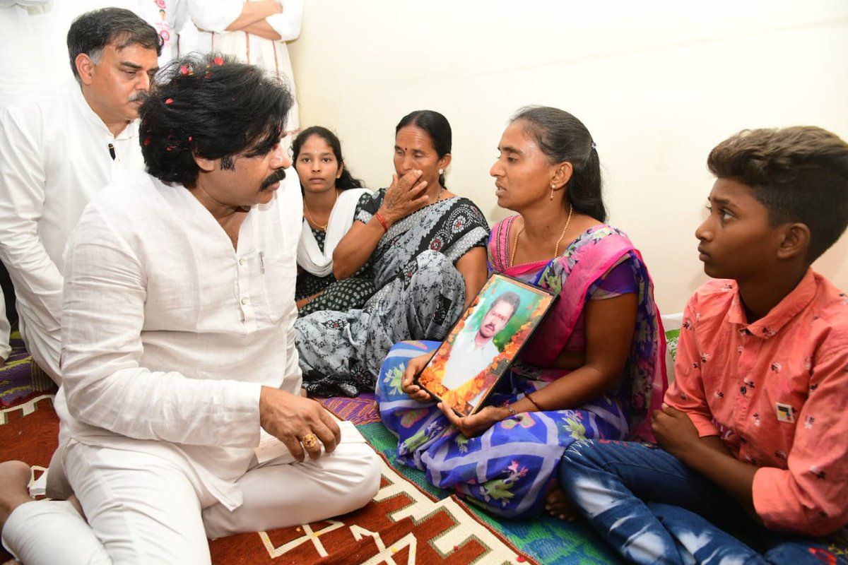 JanaSenaParty's tweet photo. అనంతపురం జిల్లా కొత్త చెరువులో జనసేన పార్టీ కౌలు రైతు భరోసా యాత్ర ప్రారంభమైంది. యాత్రలో భాగంగా ఇటీవల సాగునష్టం, ఆర్ధిక ఇబ్బందులు కారణంగా ఆత్మహత్యకు పాల్పడిన కౌలు రైతు శ్రీ సాకే రామకృష్ణ గారి కుటుంబ సభ్యులను పార్టీ అధ్యక్షులు శ్రీ @PawanKalyan గారు పరామర్శించారు. https://t.co/Mp0aNeGTHL
