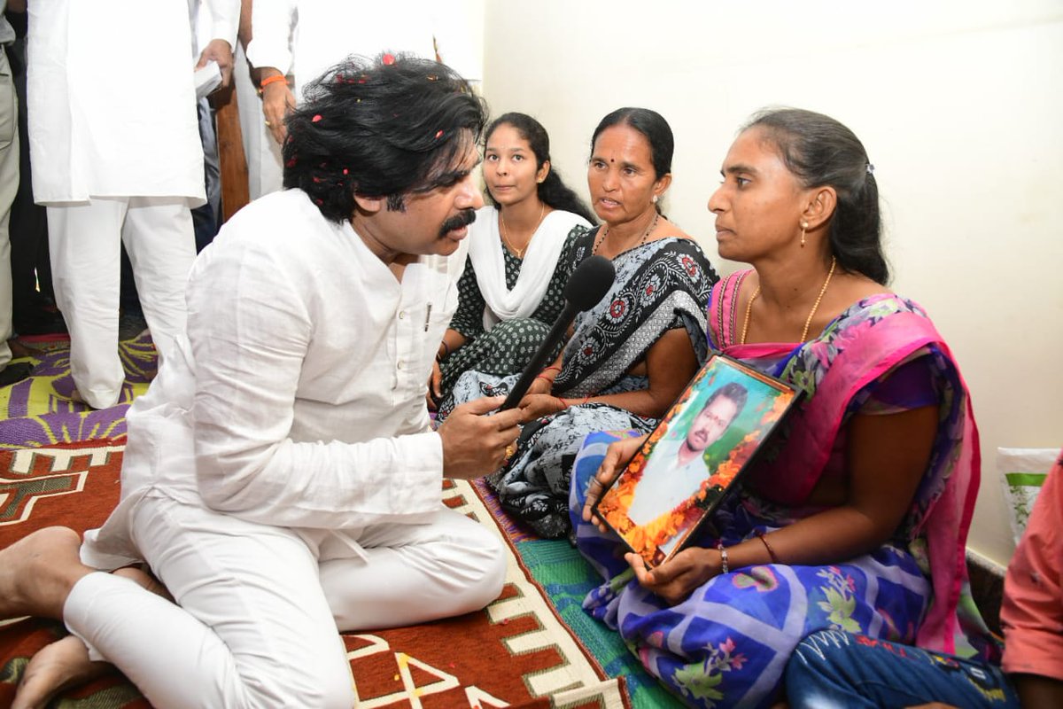 JanaSenaParty's tweet photo. అనంతపురం జిల్లా కొత్త చెరువులో జనసేన పార్టీ కౌలు రైతు భరోసా యాత్ర ప్రారంభమైంది. యాత్రలో భాగంగా ఇటీవల సాగునష్టం, ఆర్ధిక ఇబ్బందులు కారణంగా ఆత్మహత్యకు పాల్పడిన కౌలు రైతు శ్రీ సాకే రామకృష్ణ గారి కుటుంబ సభ్యులను పార్టీ అధ్యక్షులు శ్రీ @PawanKalyan గారు పరామర్శించారు. https://t.co/Mp0aNeGTHL