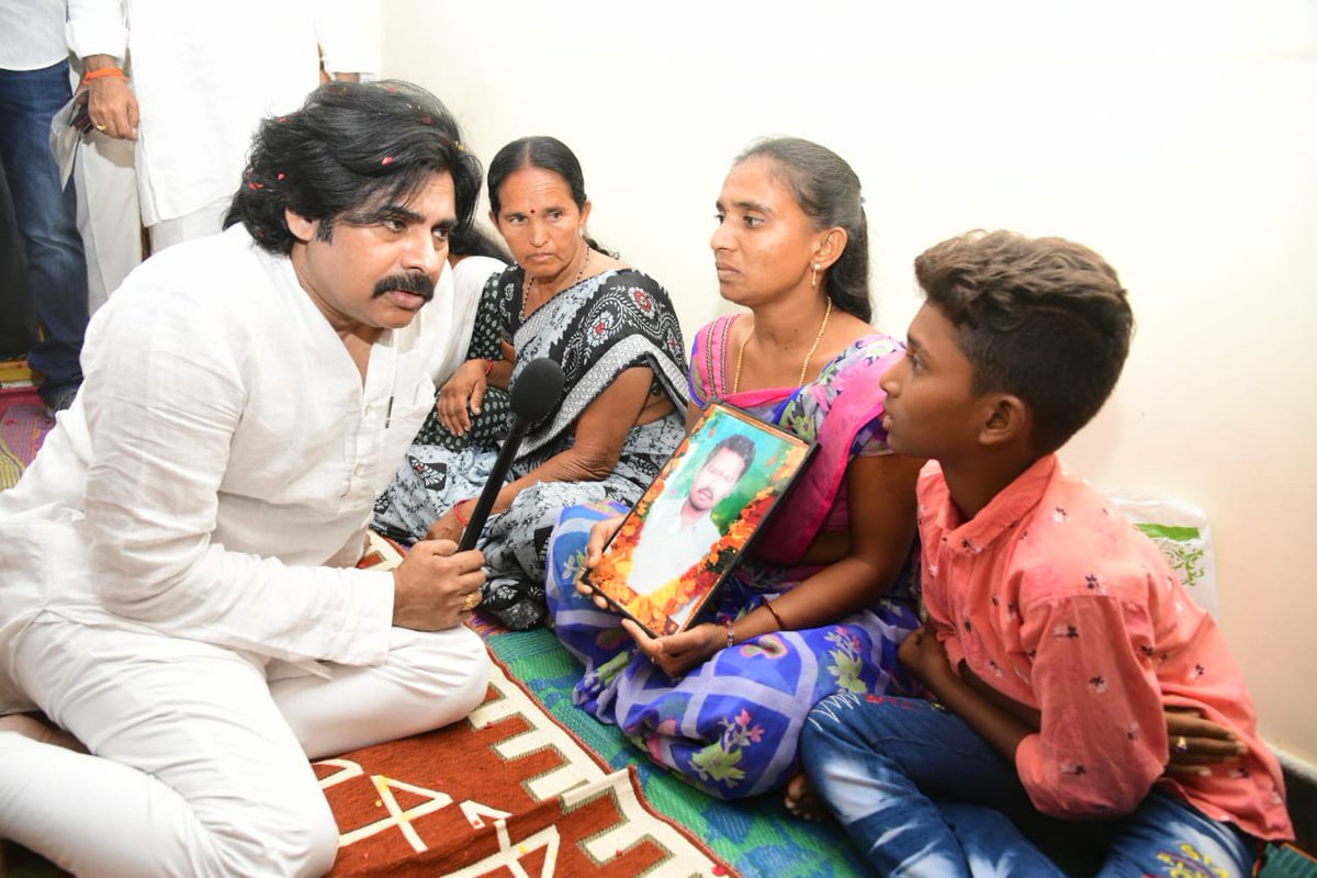 JanaSenaParty's tweet photo. అనంతపురం జిల్లా కొత్త చెరువులో జనసేన పార్టీ కౌలు రైతు భరోసా యాత్ర ప్రారంభమైంది. యాత్రలో భాగంగా ఇటీవల సాగునష్టం, ఆర్ధిక ఇబ్బందులు కారణంగా ఆత్మహత్యకు పాల్పడిన కౌలు రైతు శ్రీ సాకే రామకృష్ణ గారి కుటుంబ సభ్యులను పార్టీ అధ్యక్షులు శ్రీ @PawanKalyan గారు పరామర్శించారు. https://t.co/Mp0aNeGTHL