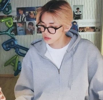 TXTUNOFFlClAL's tweet photo. yeonjun gray hoodie https://t.co/7TzZBioWSJ
