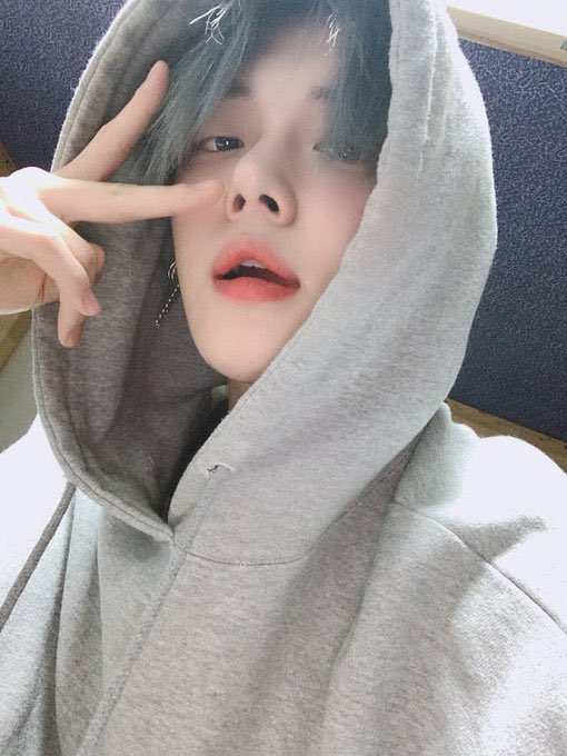 TXTUNOFFlClAL's tweet photo. yeonjun gray hoodie https://t.co/7TzZBioWSJ