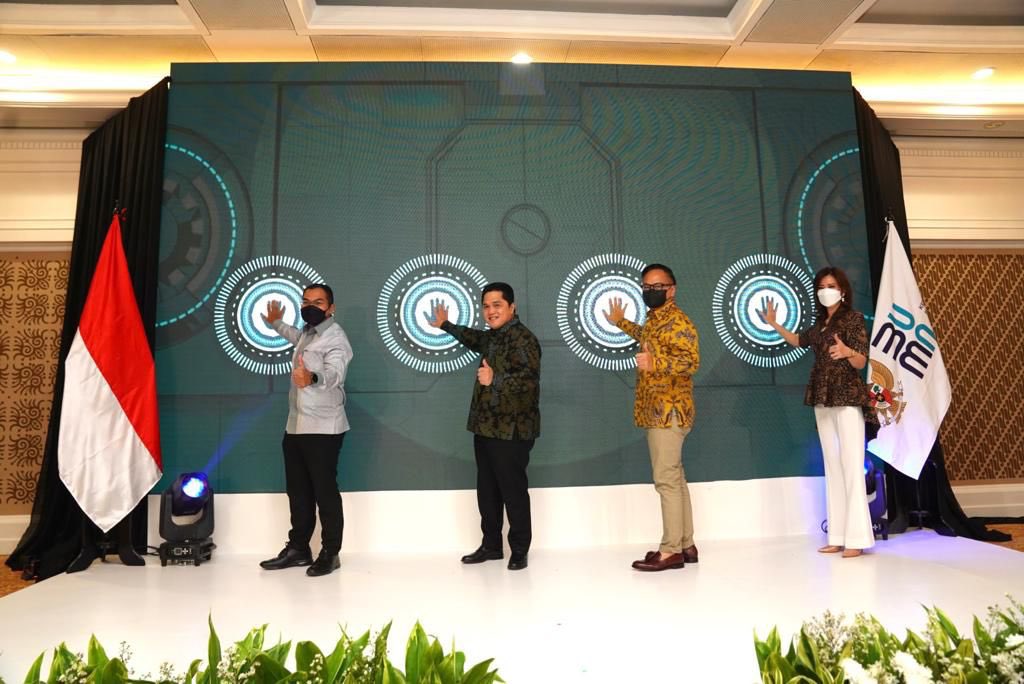 erickthohir's tweet photo. Tenaga kerja yang cakap tak hanya melek teknologi, juga memiliki kapabilitas dan akhlak yang baik. Kesempatan terbuka luas untuk kamu mengisi 2.700 lowongan yang tersedia di BUMN. 

https://t.co/kx7YciwdPm

Fighting!! https://t.co/06tupdgLWK
