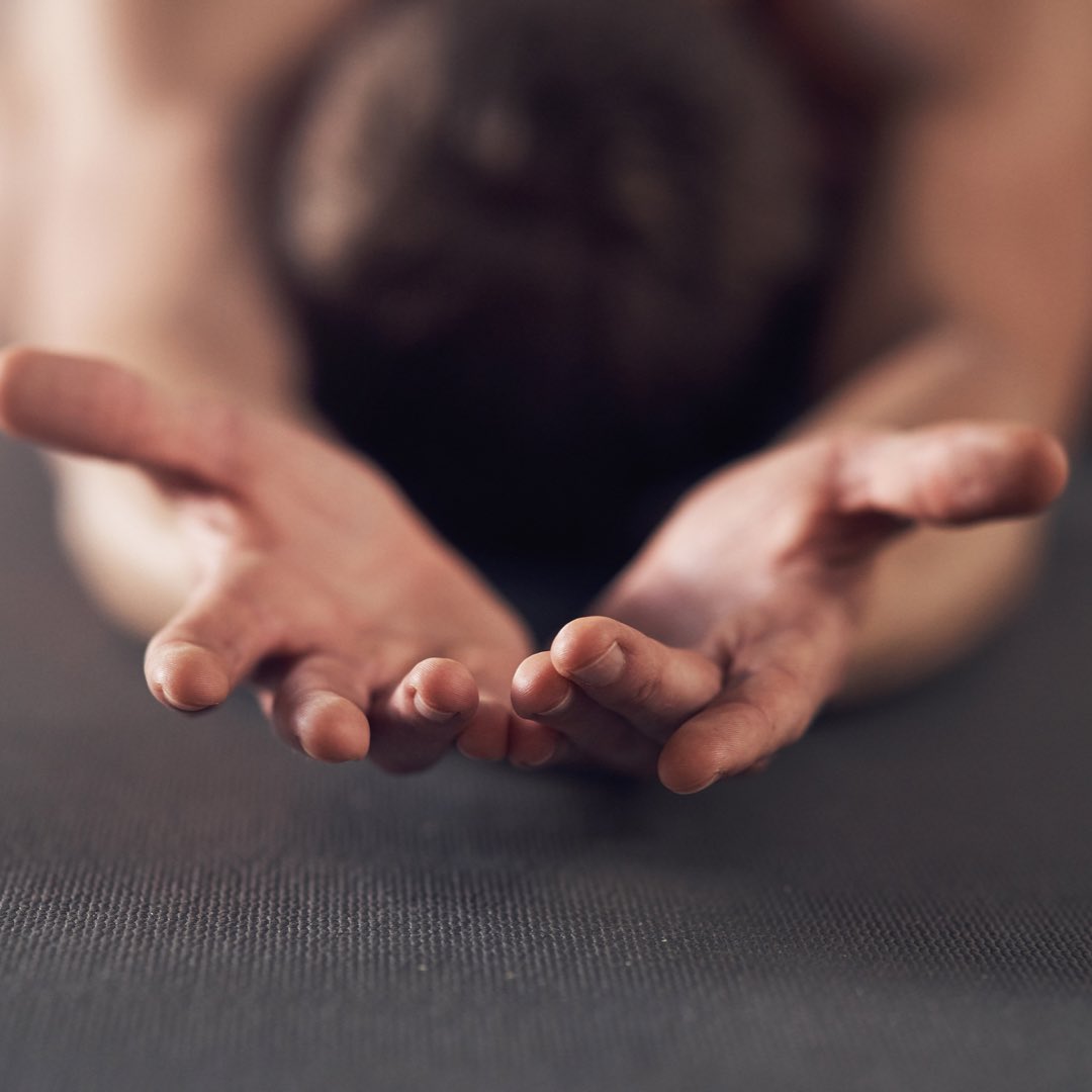 Jesús, profundamente conmovido, dijo:«Os aseguro que uno de vosotros me va a entregar.»
Reflexión
Después de todo, de tu pasión y cruz, de tu agonía...me miras a los ojos y me preguntas: ¿Me amas? Y yo miro al suelo avergonzado y digo: tú sabes que te quiero.

#FelizMartesSanto❤️