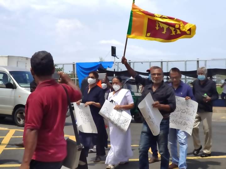 singleromeoo's tweet photo. කොන්දක් තියෙන නාළිකාවකට දැන් පුලුවන් "පවන" ඇතුලු ගීත ප්‍රචාරය කරන්න !වචන වලින් කියන්න බැරි සතුටක්... 🤍✊ https://t.co/uXdSHPvHxV