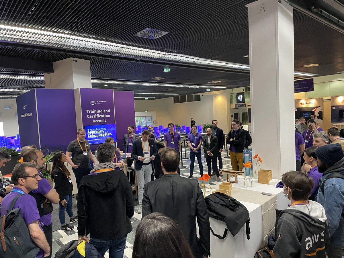 ericbeaurepaire's tweet photo. briefing du matin des acteurs du #AWSSummit 2022 https://t.co/KqsHZydqWK