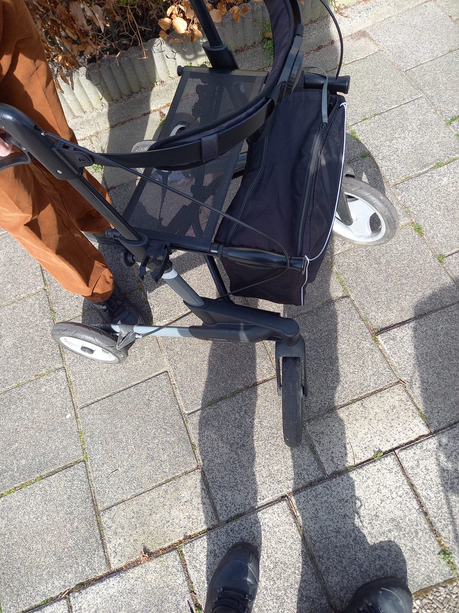 wijkagentjack's tweet photo. Wekelijks komen wij elkaar tegen in de wijk. U lopend ik op de #fiets. Uw trouwe viervoeter is overleden, maar u blijft dezelfde ronde lopen. Fit in de kop blijf je hierdoor hoor ik u zeggen. Wel is het stil in huis en u mist een praatje. Ik meld u aan bij @KijkopWelzijn #ouderen https://t.co/4MM5LB3CxY