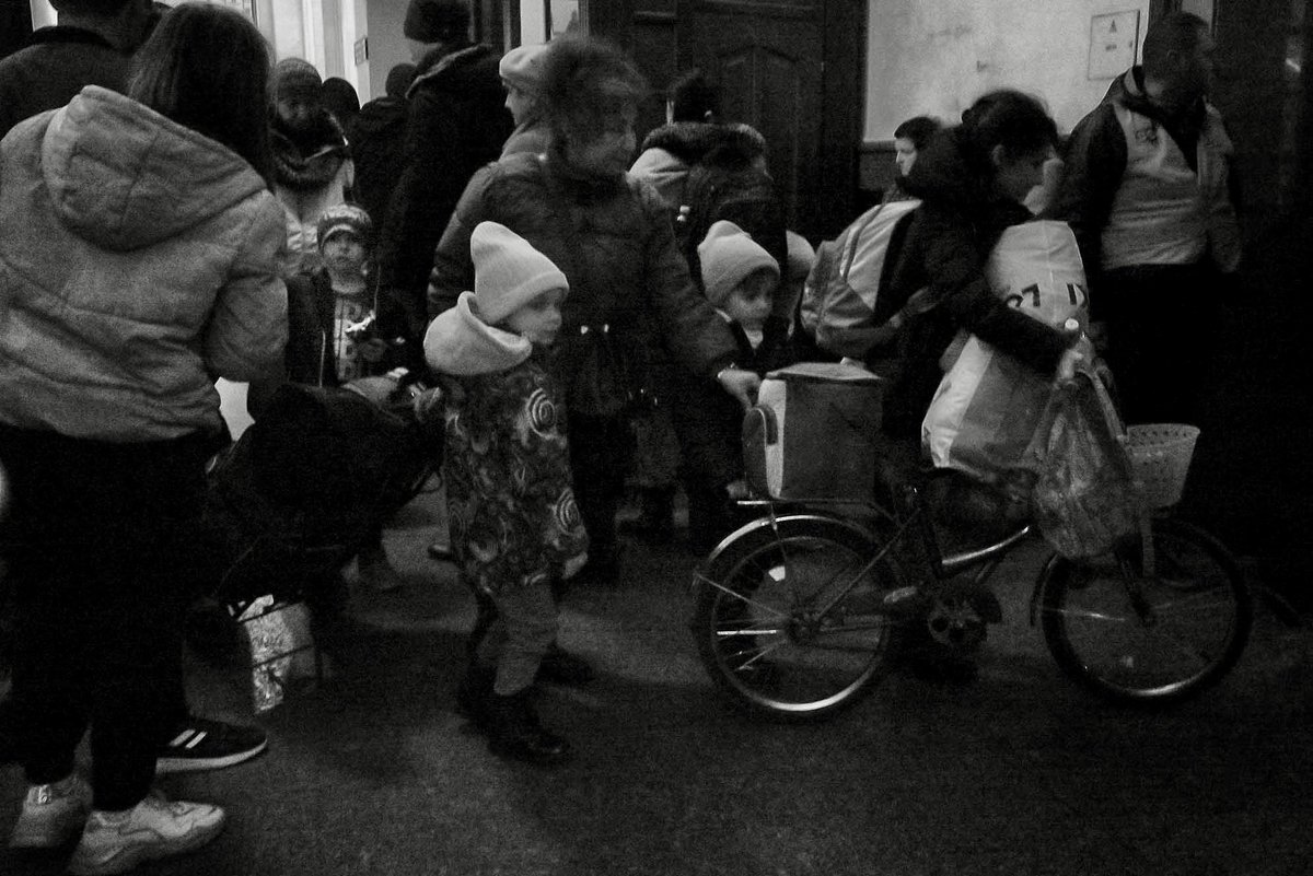 The Kiev, Ukraine Train Station, families leaving with their belongings. #kiev #refugees #refugeechildren #ukraine #ukrainewar #humanityfirst #genoside