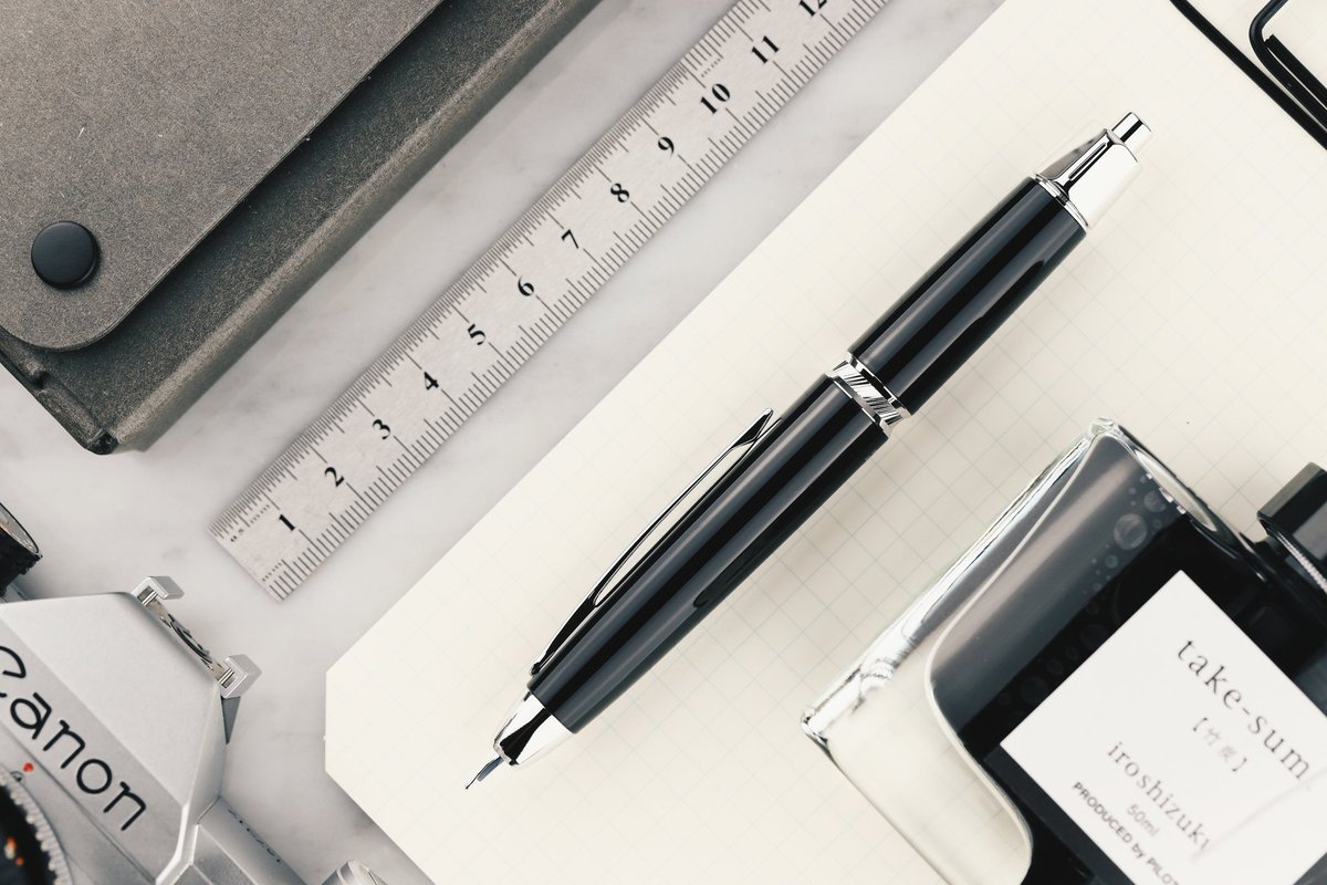 NEW #REVIEW: <a href="/PilotPenEurope/">Pilot Pen Europe</a> Capless LS fountain pen - A modernized version of the iconic Pilot Capless, at a hefty premium though! Read the full review: pencilcaseblog.com/2022/04/review… | #pilotcapless #fountainpen #penaddict #thepencilcaseblog #finewriting <a href="/couronneducomte/">La Couronne du Comte</a>