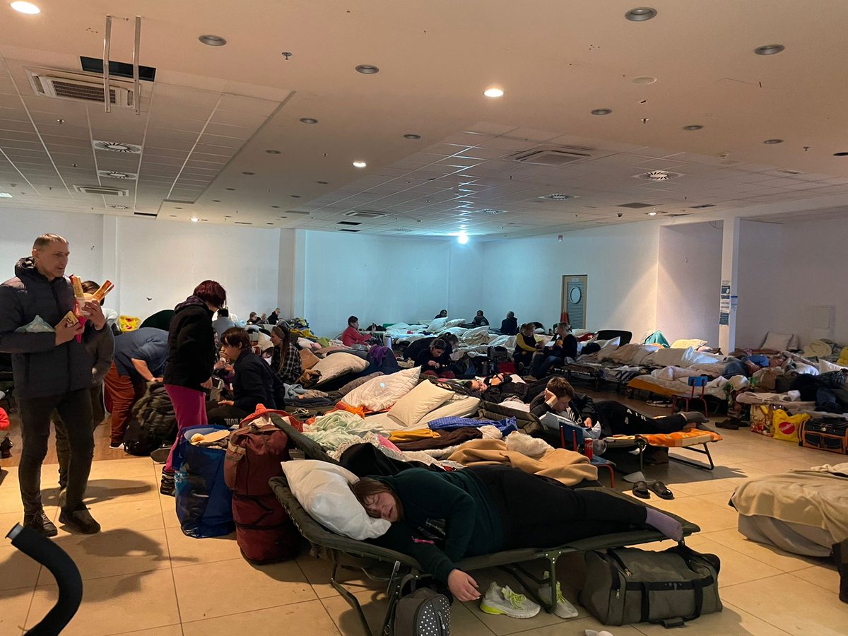 I am now in Premyzl, 20km from the Ukrainian border. Here there is a train station which is the main first hub for Ukrainian refugees. A lot of help is needed, so here is a thread with some impressions and ways how you can help. 1/N