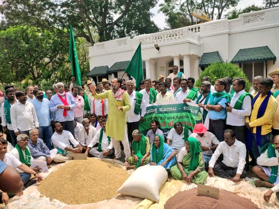 एमएसपी गारंटी सप्ताह

मैसूर जिले के सांसद प्रताप सिन्हा के कार्यालय के सामने मैसूर में एमएसपी की मांग के लिए प्रदर्शन किया गया। <a href="/_YogendraYadav/">Yogendra Yadav</a> भी इस प्रदर्शन में शामिल हुए।

बाद में मैसूर में एमएसपी की मांग को लेकर एक सभा का आयोजन भी किया गया।

#Farmers | #MSP_Guarantee_week