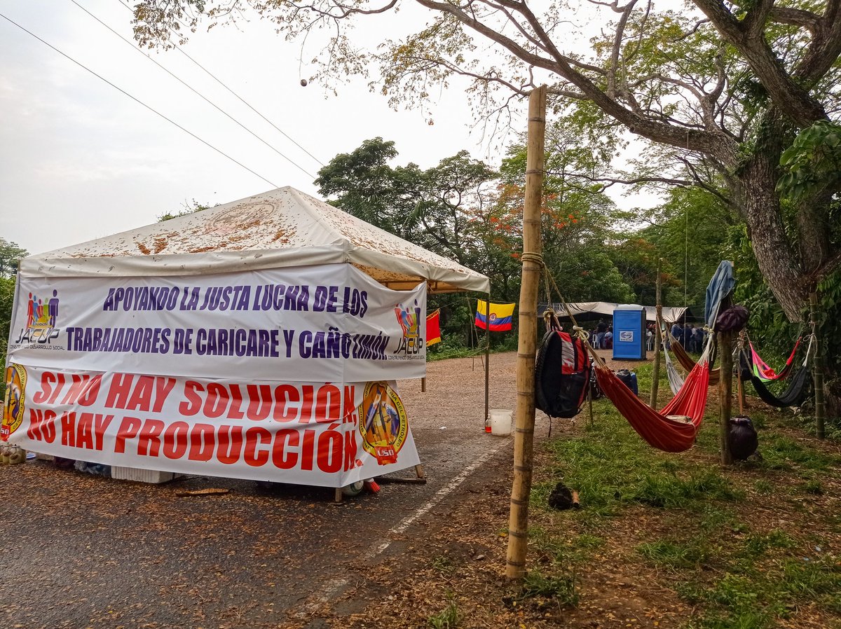 La movilización de los trabajadores y comunidades cumple ocho días reclamando pacíficamente los derechos convencionales de los obreros de la industria del petróleo en Arauca. 
La unidad, convicción y entrega nos mueve para reclamar nuestros derechos.
!SIN LUCHAS NO HAY VICTORIAS!