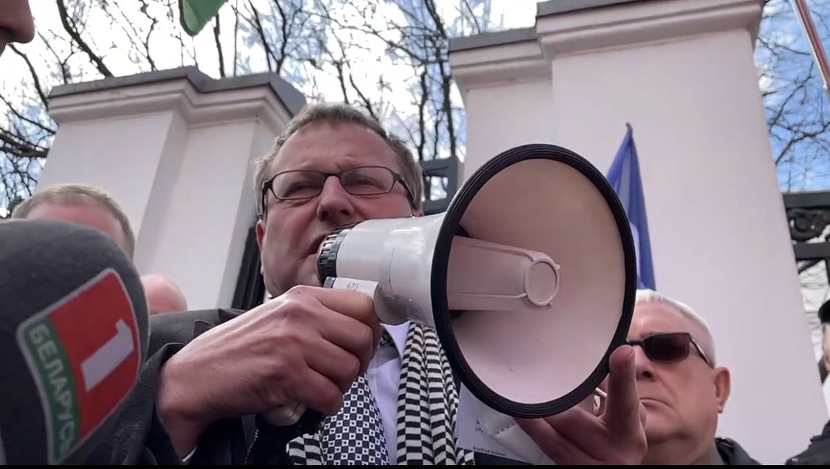 ‼️🇧🇾🇩🇪 Посол Германии вышел к протестующим в Минске из-за надругательства  над госфлагом РБ в Бухенвальде и сообщил, что сожалеет и признаёт государственный флаг Беларуси. Жалеет, что из-за инцидента были задеты чувства белорусов.