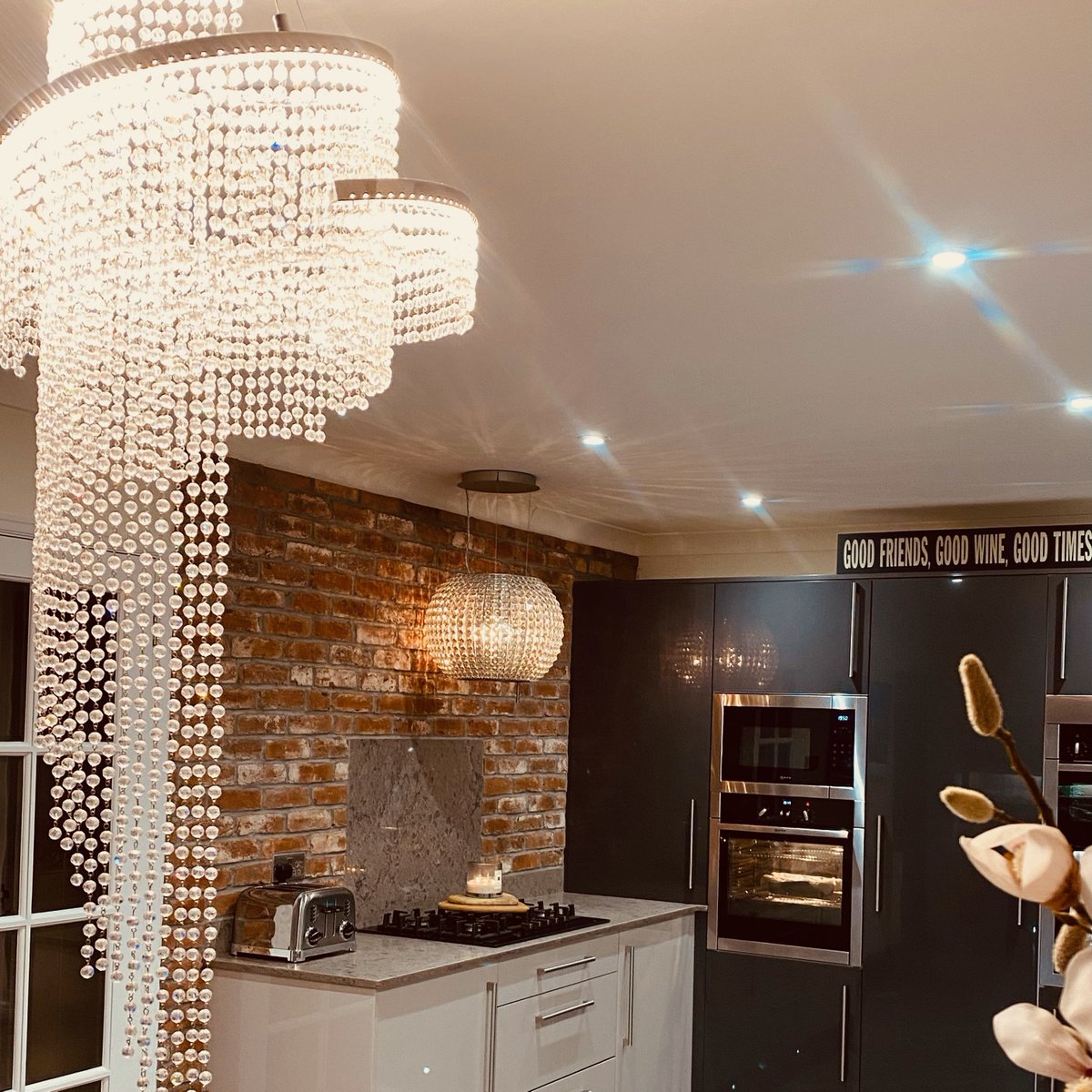 thebricktileco's tweet photo. We are just in love with beaded chandelier and love the way it adds a touch of Hollywood glamour to this beautiful brick tiled kitchen.
.
.
.
#exposedbrick #brickslips #brickfeaturewall #thebricktilecompany https://t.co/fBD5kPtjlv