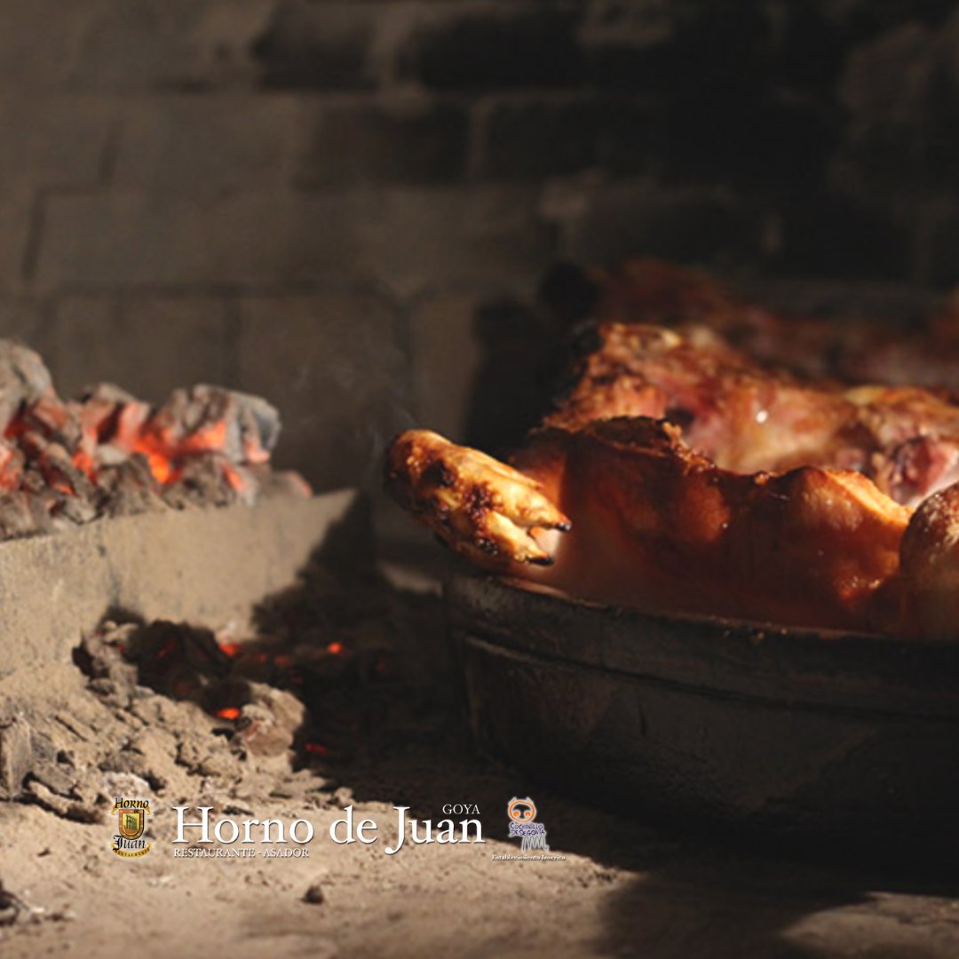 HornodeJuan's tweet photo. Una semana más nuestro horno de piedra está que echa humo 🔥🔥

¿Estás listo para probar el mejor asado de la capital? Una vez que lo pruebas, no te puedes resistir 🐷😋

#HornodeJuan #HornodeJuanGoya #Asador #AsadorMadrid #madrid #comida  #cocinatradicional #RestauranteMadrid https://t.co/n7wqSCkEyS