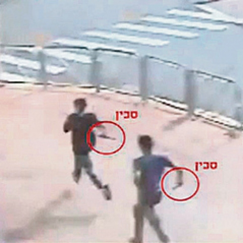 GameFiPie's tweet photo. @ffreefilistin2 He tried to murder innocent people and was stopped. here he is chasing people with a knife.
I hope you will be the first victim of this terrorist for the lies you spread and for your support to racist mass murderers. https://t.co/ofrjSOreta