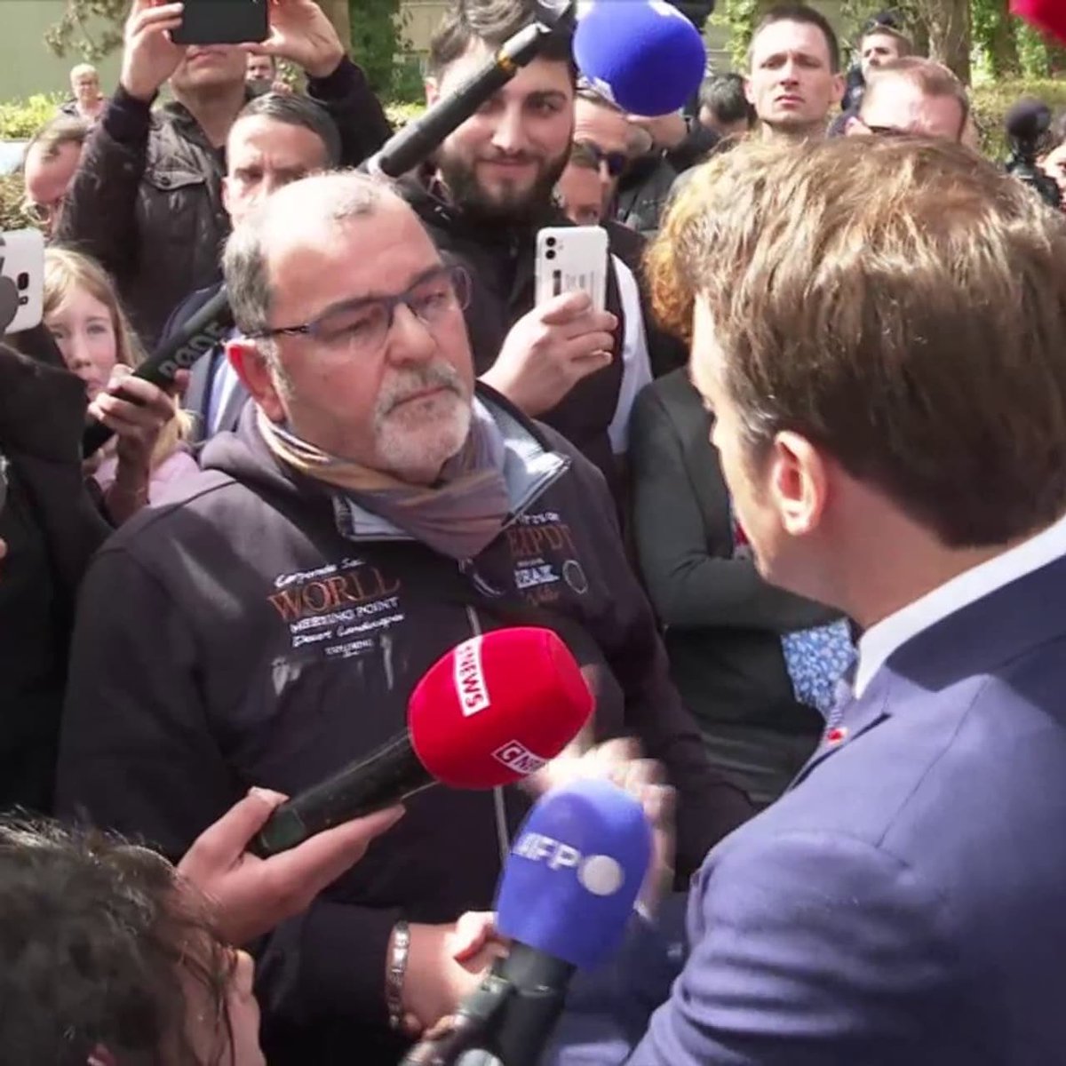 LeaFbpe's tweet photo. Et voilà @EmmanuelMacron qui repart en #conquerant à #Mulhouse 🚀
Il explique son programme et ses projets sur les hôpitaux, en essayant de rassurer les uns et les autres. Il aime s’entourer de gens et débattre avec eux, comme il l’a toujours fait durt son quinquennat. https://t.co/Qy2M9v3kYi