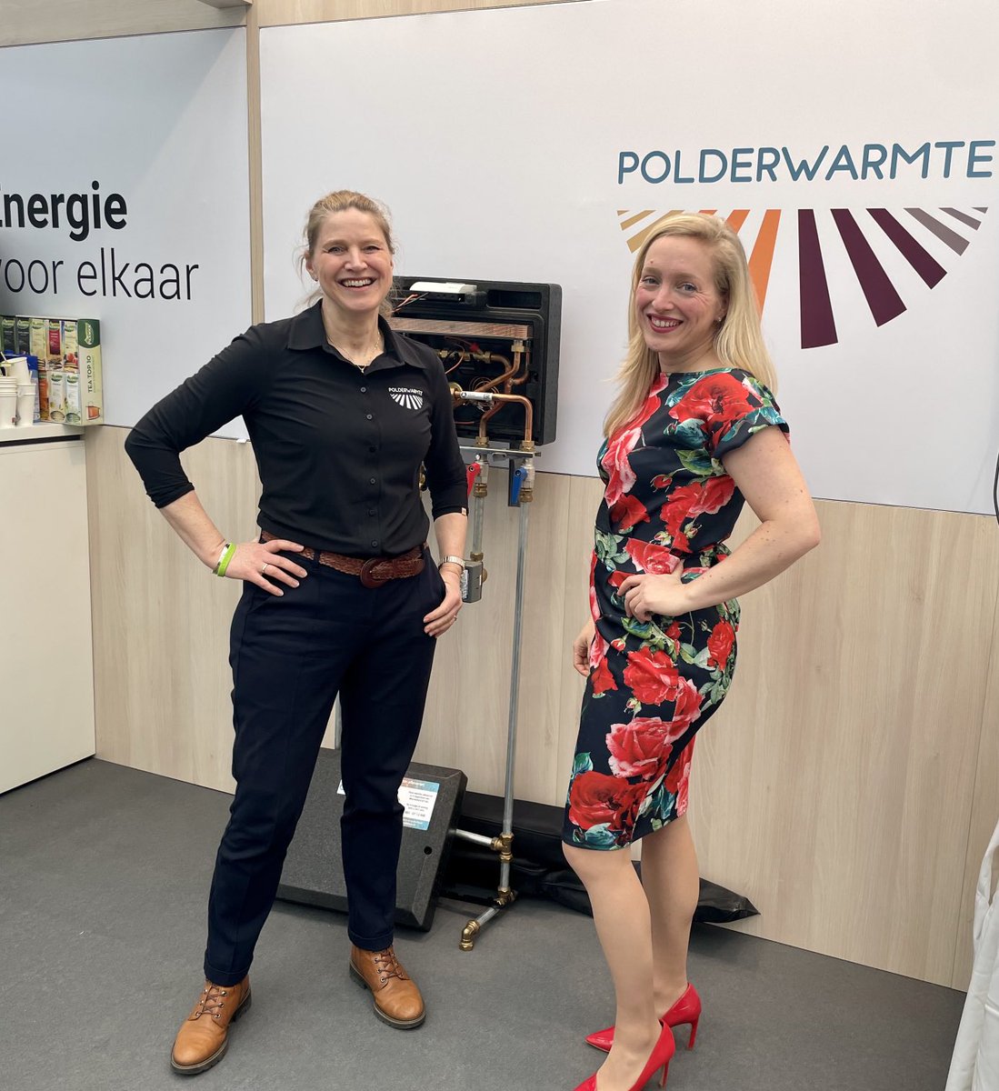 Bij Duurzaam Verwarmd kom ik altijd deze powervrouw tegen: Mireille Bedeschi van ⁦<a href="/polderwarmte/">Polderwarmte</a>⁩. En dan gaan we natuurlijk op de foto met een afleverset 🤗 #duurzaamverwarmd #warmtenet #girlpower #warmtetransitie