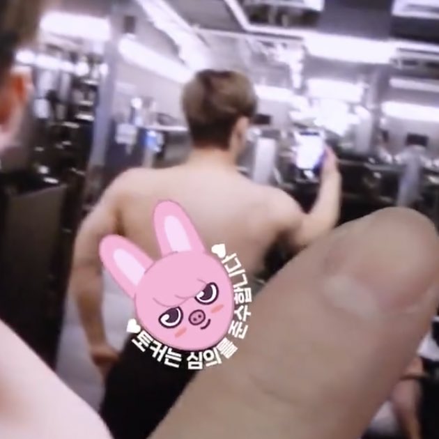 skzstartline's tweet photo. [SKZ-TALKER] 

Changbin nos mostró una foto de él en el gym 👀

(¿Me estas diciendo que changbin anda sin remera sacándose fotos por el gimnasio?) https://t.co/wvMDFzLdQl