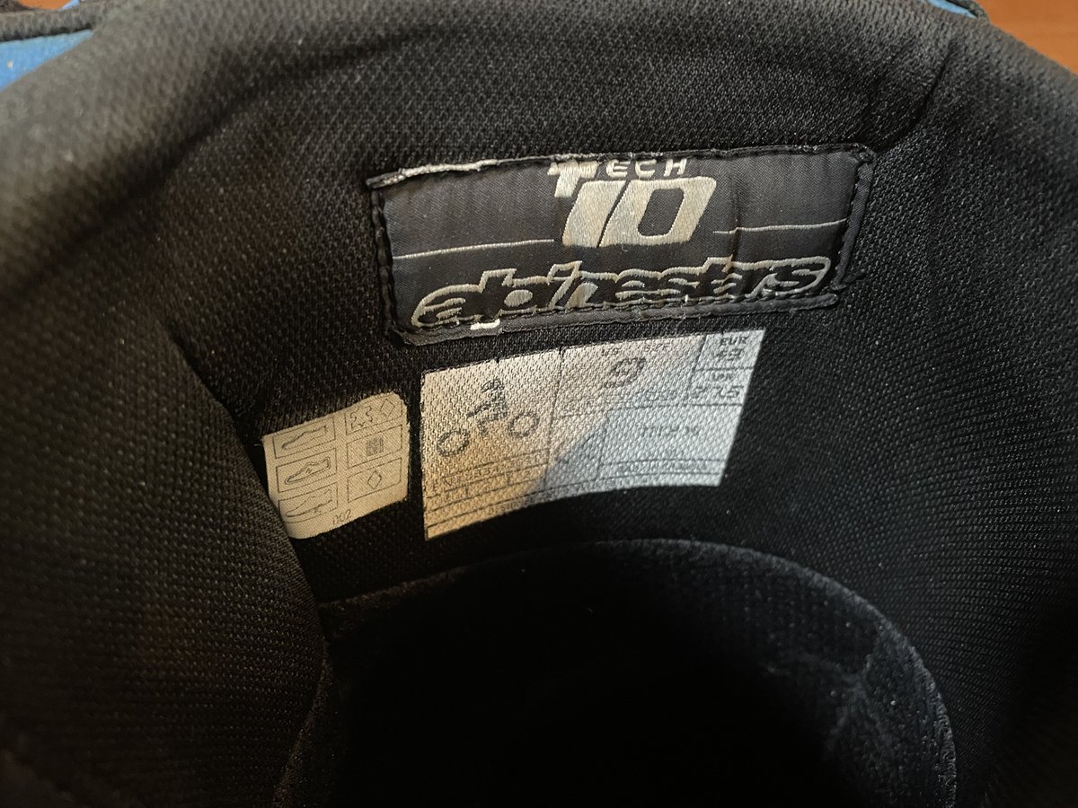 緩募 売ります。

TECH10 リミテッドカラー
27.5cm/9/43
20000円（手渡し希望）
写真はツリー欄に掲載します。物の状態は写真でご確認ください。

発送希望の方は送料ご負担ください（ヤマト着払い）