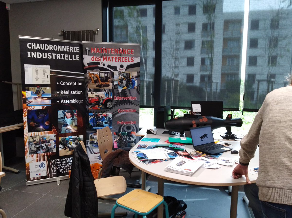 LyceeProTissie's tweet photo. 🧭🔎 Présentation de nos formations au collège de Castelnaudary par deux enseignants du professionnel, l'un en chaudronnerie industrielle, l'autre en maintenance des matériels. 
#rentrée22 #orientation https://t.co/Q01aFsvfhT