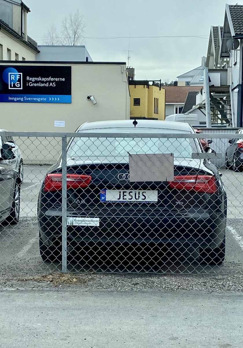 AndreKolve's tweet photo. Påsken har utvilsomt kommet til #Porsgrunn! Esel er så år null. Men stusser over at han ikke kjører elbil. https://t.co/ex79PaLbfH