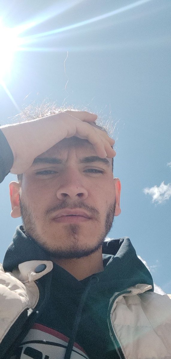 Öyle çatık kalmış kaşım hiç bir şeyim yok...