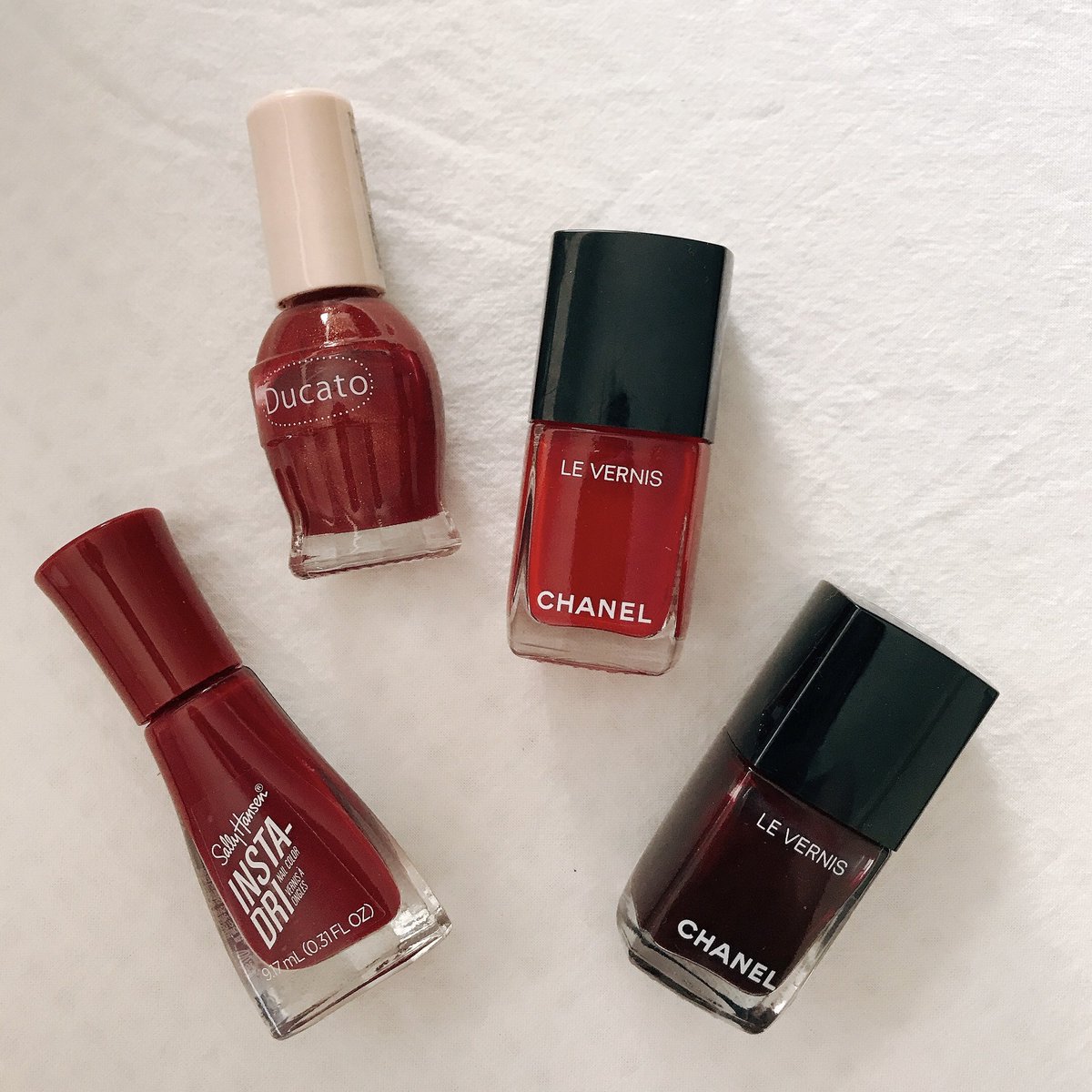 yummyfunsleepy's tweet photo. 足の爪は、やはり赤が"上がる"からすきだ。
#CHANEL の「08 PIRATE」「18 ROUGE NOIR」は、永遠に手放さないだろう。 #Ducato の「112 Friday Night Plan (限定)」は、細かいゴールドラメ入りで美しい。 #INSTADRI の「393 Cinna-Snap」は似ているようでいて、茶の落ち着きがある。どれも最高💅✨ https://t.co/sRBOEYEReu