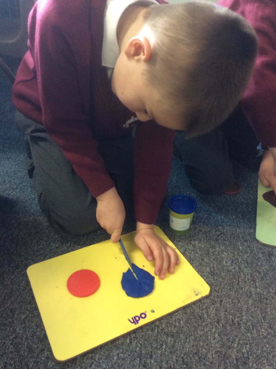 TyntesfieldHR's tweet photo. Finding halves in maths by making 2 equal parts! https://t.co/Rh1gq7H2GI