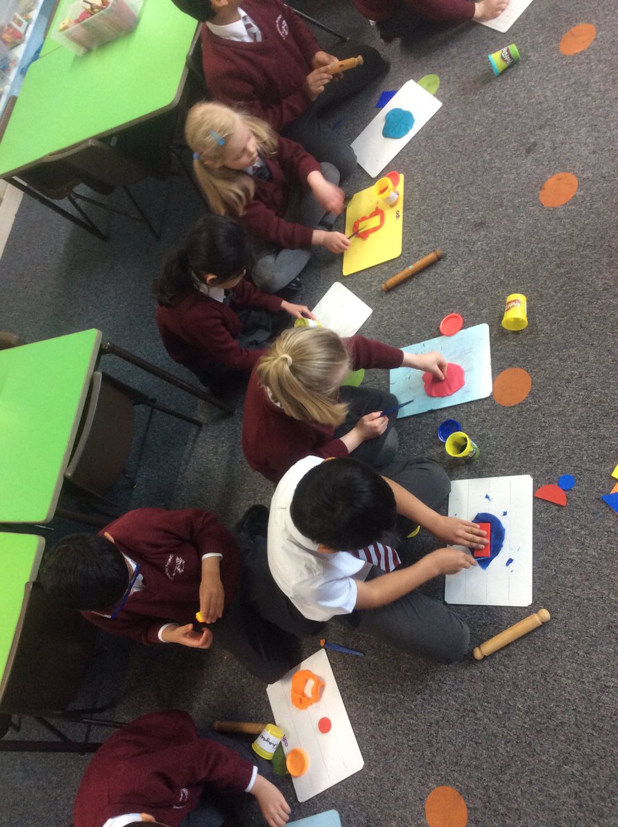 TyntesfieldHR's tweet photo. Finding halves in maths by making 2 equal parts! https://t.co/Rh1gq7H2GI