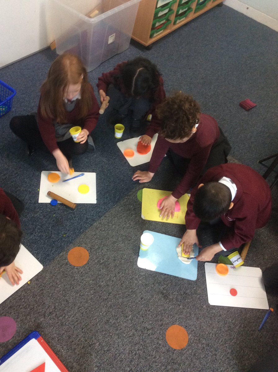 TyntesfieldHR's tweet photo. Finding halves in maths by making 2 equal parts! https://t.co/Rh1gq7H2GI