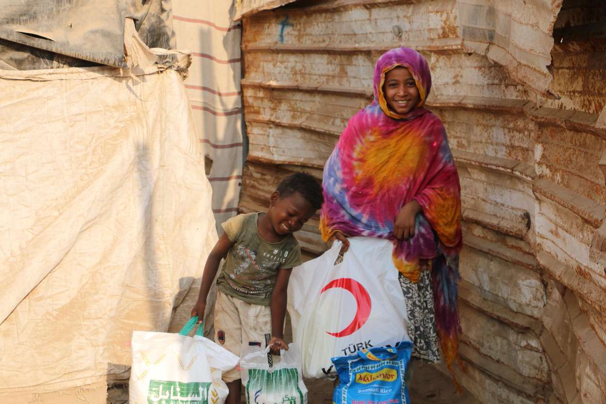 RedCrescent's tweet photo. Türk Kızılay lent a helping hand to needy people in #Yemen as part of its relief work during the Muslim holy month of #Ramadan 
 https://t.co/ozgdpnWcid https://t.co/bC5X7OZI7u